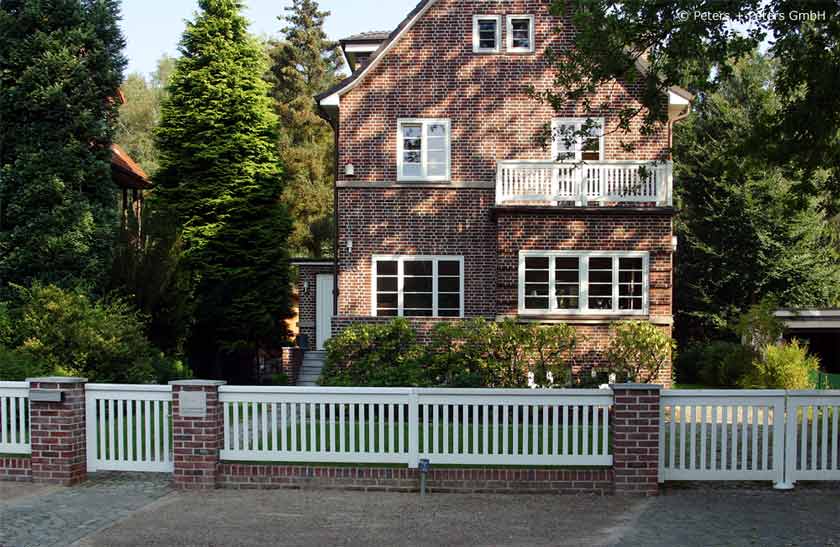 Gartentor - Gartenzaun und Balkongeländer im gleichen Stil - Weiße Gartentore mit nostalgischem Satteldach.