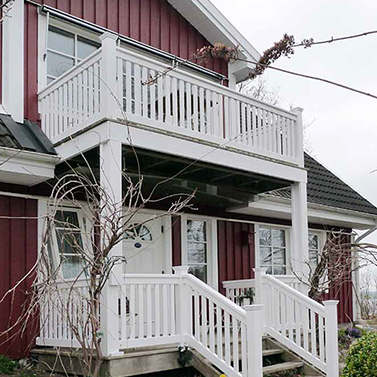 Balkongeländer + Treppengeländer - Wertvollem Hartholz dauerhaft weiß lackiert - Maßanfertigung mit 25 Jahren Garantie.