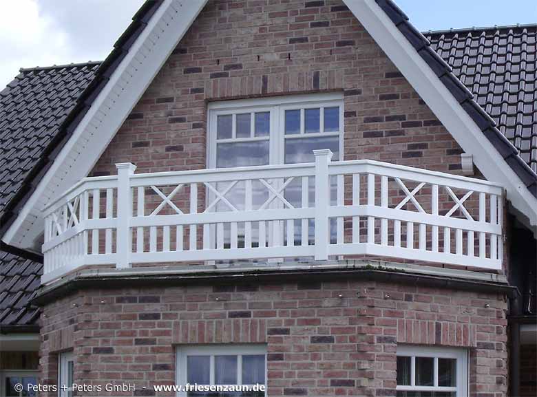 Individuelles Balkongeländer mit stilgebenden Kreuzen - Maßanfertigung mit 45 Grad Elemneten und symmetrisch angeordneten Pfosten. Holzgeländer.