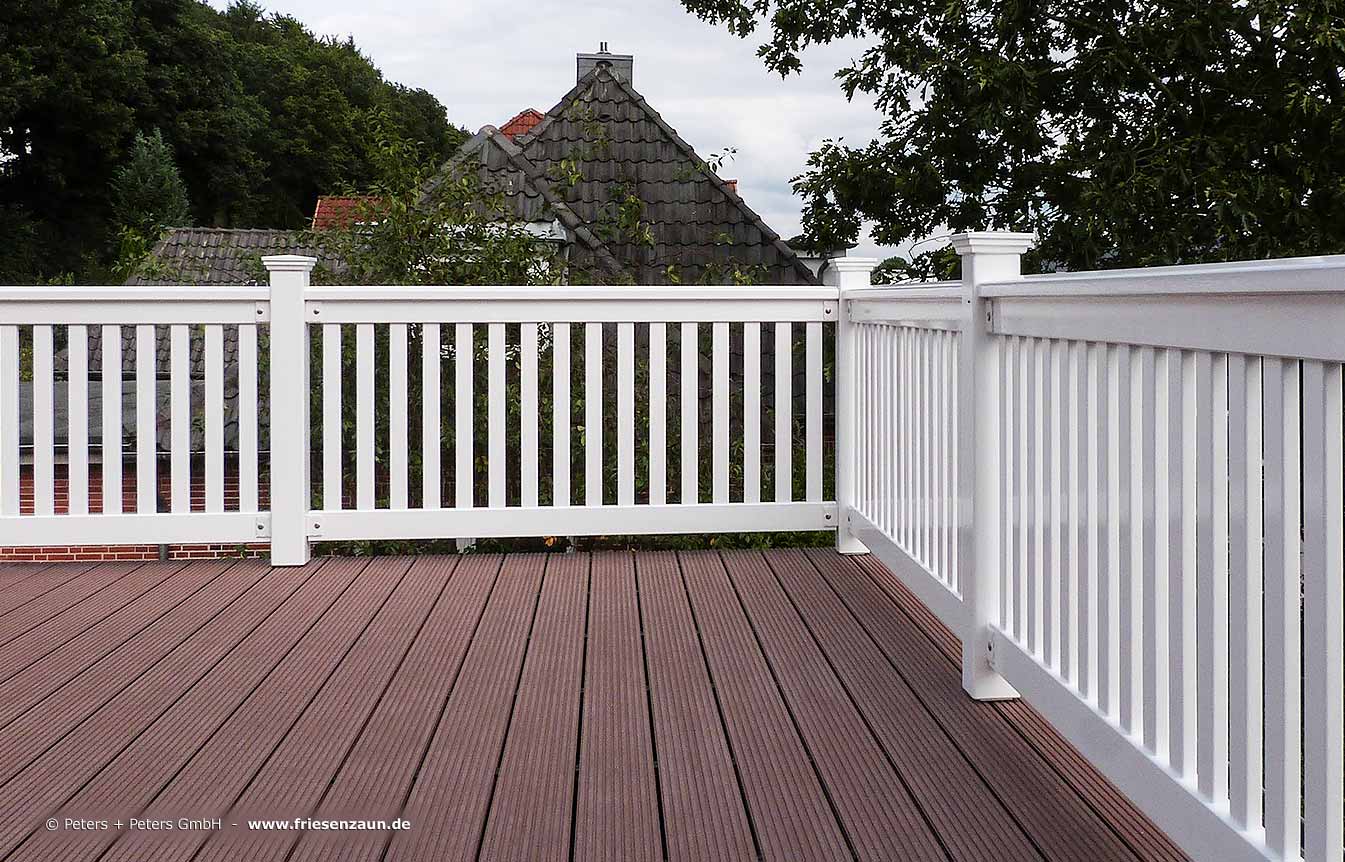 Dachterrasse mit Holzdeck und weißem Holzgeländer aus massivem Hartholz - Maßanfertigung von Peters + Peters mit 25 Jahre Garantie.
