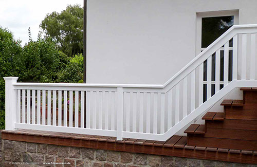 Weißes Treppengeländer Holzgeländer Treppe weiß.