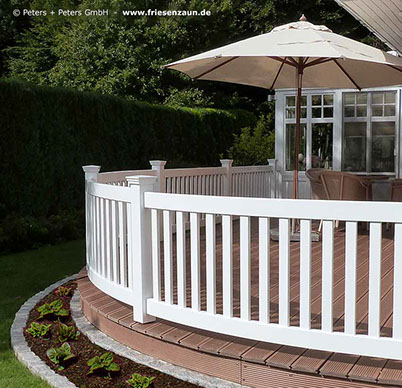 Terrassengeländer - Terrassenzaun aus massivem Hartholz - Rundes Geländer zu einem Halbkreis geformt - Weiß lackiertes Holz - 25 Jahre Garantie.