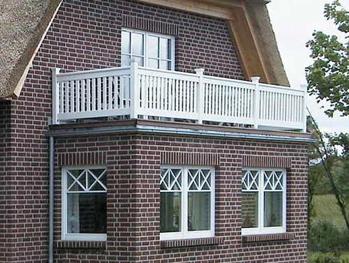 Balkongeländer Dachterrasse - Weißes Geländer aus dauerhaftem Hartholz - Maßanfertigung - Kostenloser Planungsservice - Jetzt anfordern !