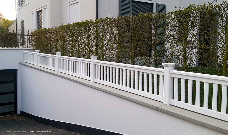 Zufahrt Tiefgarage - Weißes Geländer aus wetterfestem Hartholz - Maßanfertigung von Peters + Peters