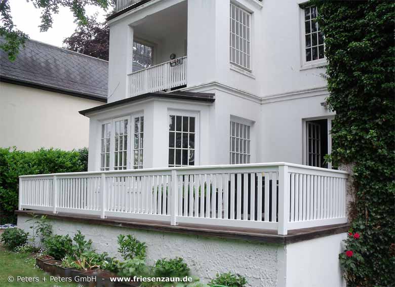 Balkongeländer - Weiße Geländer aus wertvollem Holz (ODUM-IROKO Hartholz) - Holzgeländer für Ihre Dachterrassen&nbsp; mit 25 Jahren Garantie.