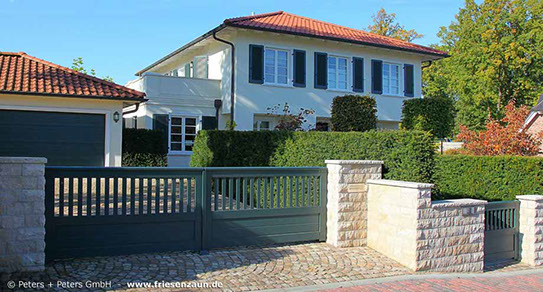 Grünes Gartentor OHLAND vor stilvoller Toskana-Villa. 