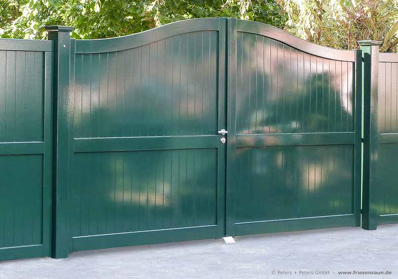 Beeindruckendes Sichtschutz-Gartentor aus FSC Hartholz - Grünes Holztor mit blickdichter Füllung - Maßanfertigung von Peters + Peters.