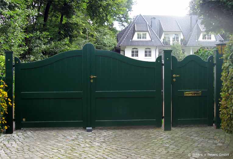 Sylter Gartentor mit Satteldach - Friesentor SCHLESWIG aus dauerhaftem Hartholz - Maßanfertigung von Peters + Peters.