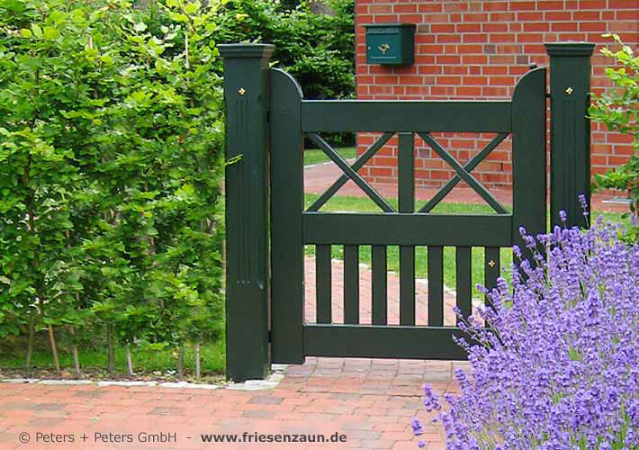 Sylter Gartentor mit Satteldach - Friesentor SCHLESWIG aus dauerhaftem Hartholz - Maßanfertigung von Peters + Peters.