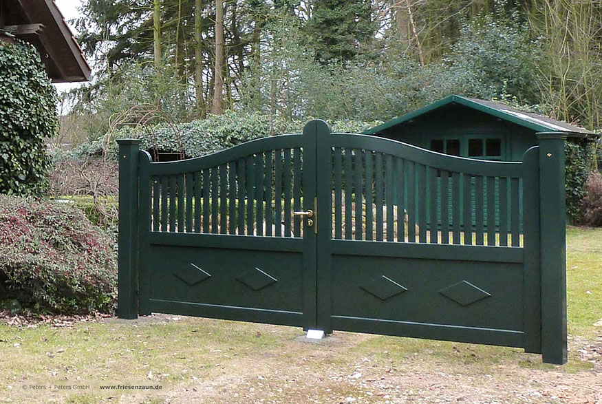 Blickdichte Gartentür aus FSC Hartholz mit Edelstahl-Türgriff + Schloss - Pfosten 14 x 14 und Sichtschutzwand als Maueranschluß.