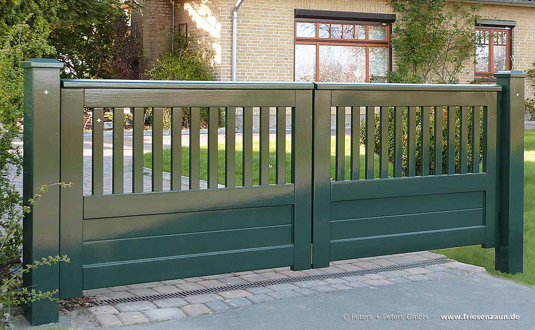Gartentor OHLAND mit geschlossener Füllung - Grüne Holztore individuell nach Kundenentwurf gefertigt.