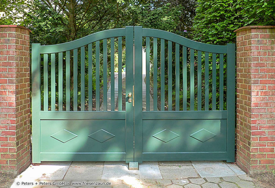 Wunderschönes Holztor mit blickhemmender Staketenfüllung - Sichtschutztore mit Stil.