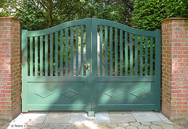 Wunderschönes Holztor mit blickhemmender Staketenfüllung - Sichtschutztore mit Stil.