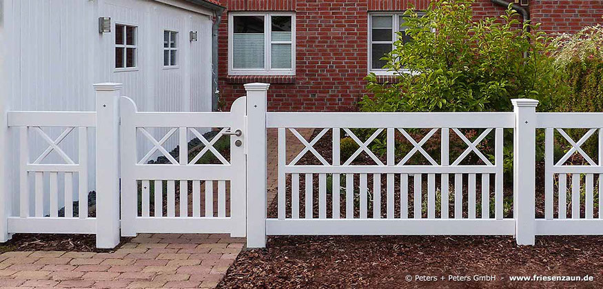 Sylter Gartentor mit Satteldach - Friesentor SCHLESWIG aus dauerhaftem Hartholz - Maßanfertigung von Peters + Peters.