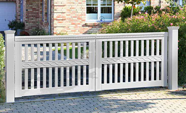 Extra verzierte Rahmenteile, vielfältige Zierfräsungen und aufwendig handgefertigte Applikationen geben diesem Gartentor eine besondere Optik.