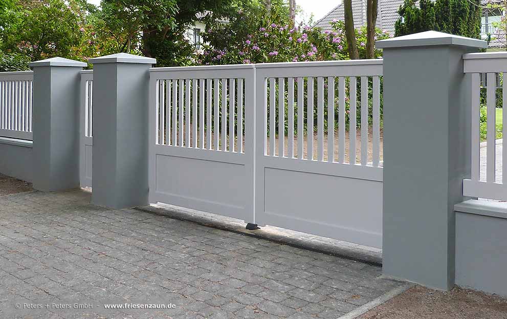 Hohes Gartentor mit Sichtschutz - Holztore aus Norddeutschland.