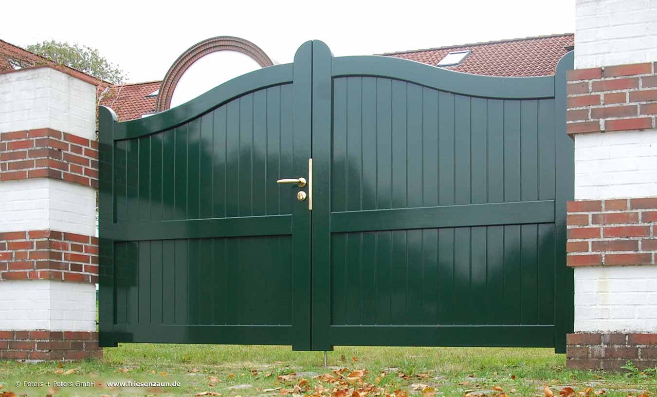 Grünes Holztor als 2-Flügeliges Hoftor - Maßanfertigung aus wertvollem Hartholz