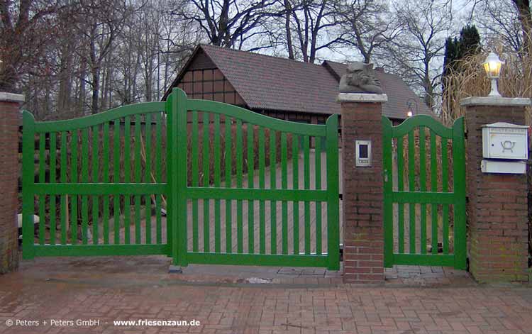 Sylter Gartentor mit Satteldach - Friesentor SCHLESWIG aus dauerhaftem Hartholz - Maßanfertigung von Peters + Peters.