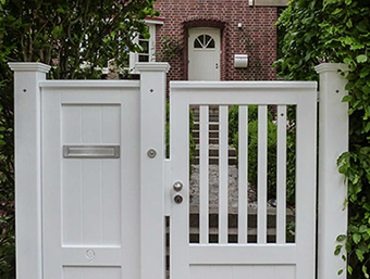 Gartentor mit Briefkasten - weiße Gartentür mit Sichtschutz.