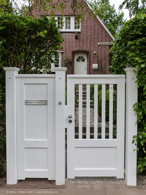 Gartentor mit Briefkasten - weiße Gartentür mit Sichtschutz.