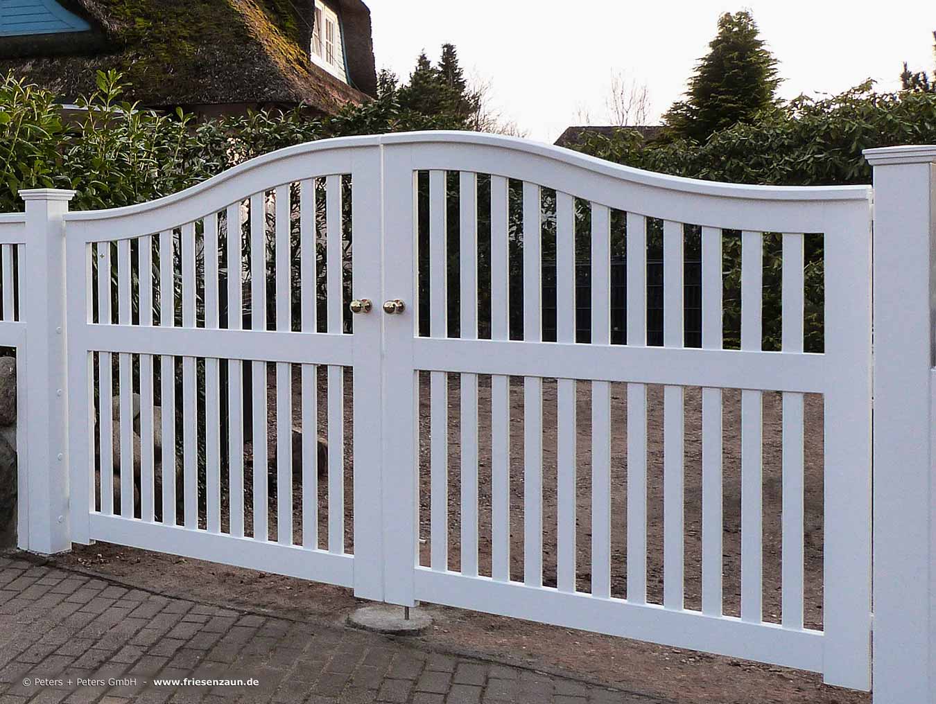 Blickdichte Gartentür aus FSC Hartholz mit Edelstahl-Türgriff + Schloss - Pfosten 14 x 14 und Sichtschutzwand als Maueranschluß.