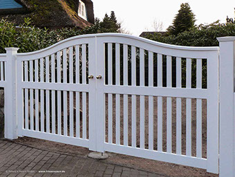 Blickdichte Gartentür aus FSC Hartholz mit Edelstahl-Türgriff + Schloss - Pfosten 14 x 14 und Sichtschutzwand als Maueranschluß.