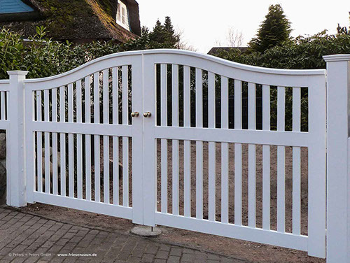 Blickdichte Gartentür aus FSC Hartholz mit Edelstahl-Türgriff + Schloss - Pfosten 14 x 14 und Sichtschutzwand als Maueranschluß.