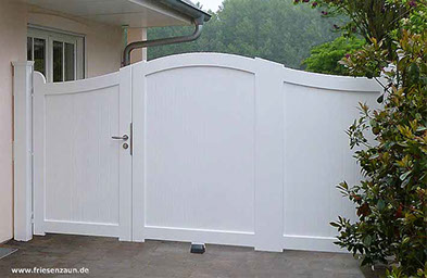 Weißes Sichtschutztor - Asymmetrisches Gartentor mit blickdichter Füllung - Holztore mit über 200 cm Höhe.