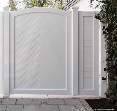 Holztor Fußgängertür Garten mit Fischgrätmuster - Sichtschutztor Hartholz weiß.