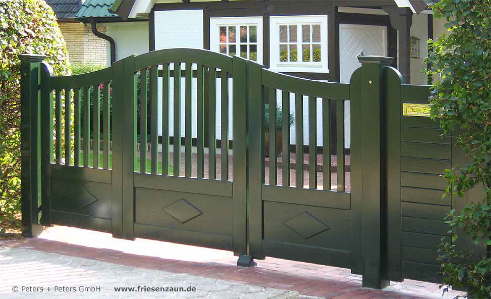 Asymmetrisches Holztor - Sichtschutztor Kortenland - Hartholz grün lackiert mit integriertem Briefkasten - Gegensprechanlage - Maßanfertigung.