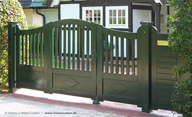 Asymmetrisches Holztor - Sichtschutztor Kortenland - Hartholz grün lackiert mit integriertem Briefkasten - Gegensprechanlage - Maßanfertigung.