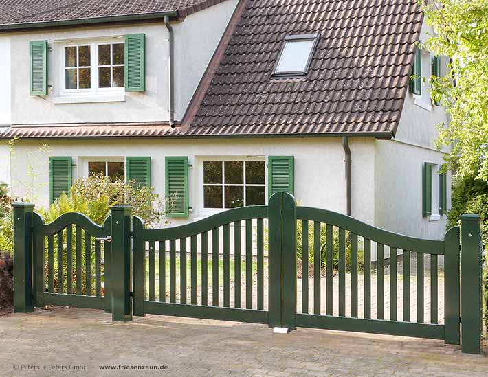Sylter Gartentor mit Satteldach - Friesentor SCHLESWIG aus dauerhaftem Hartholz - Maßanfertigung von Peters + Peters.