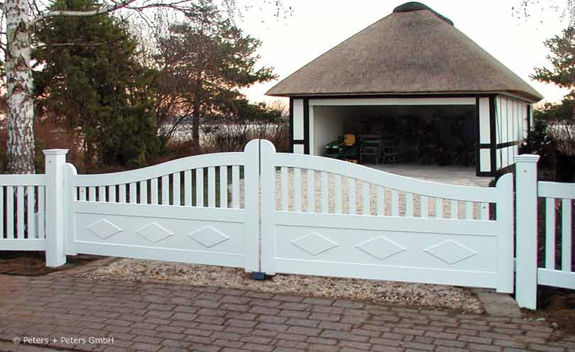 Sylter Gartentor mit Satteldach - Friesentor SCHLESWIG aus dauerhaftem Hartholz - Maßanfertigung von Peters + Peters.