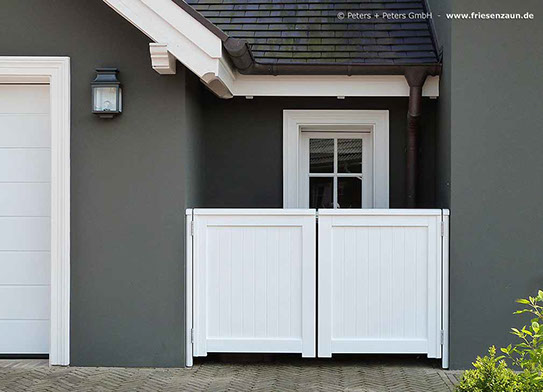 Sichtschutz für Ihre Abfalltonnen: 2-Flügel Gartentor OHLAND als wirkungsvoller Sichtschutz für die Mülltonnen.