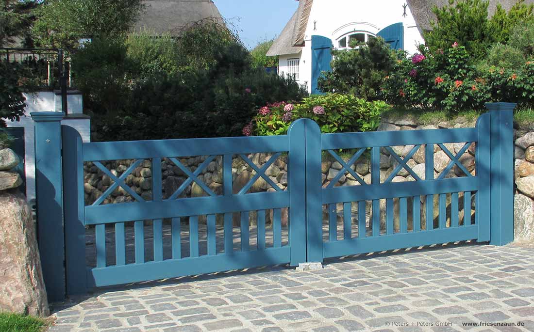 Sylter Gartentor mit Satteldach - Friesentor SCHLESWIG aus dauerhaftem Hartholz - Maßanfertigung von Peters + Peters.