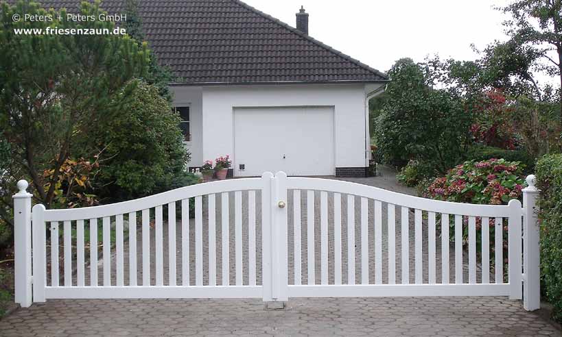 Sylter Gartentor mit Satteldach - Friesentor SCHLESWIG aus dauerhaftem Hartholz - Maßanfertigung von Peters + Peters.