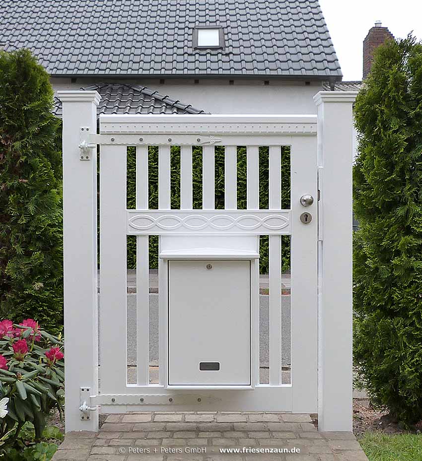 Gartentür BRIXHAM mit integriertem Briefkasten  - Weiße Holztore nach Maß gefertigt - Gartentore in mehr als 200 RAL-Farben.