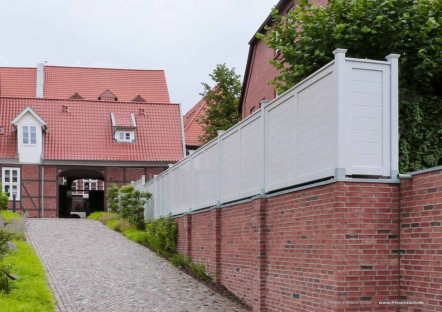 Gartentor BERGSTEDT - Weiße Holztore nach Maß gefertigt - Gartentore in mehr als 200 RAL-Farben.