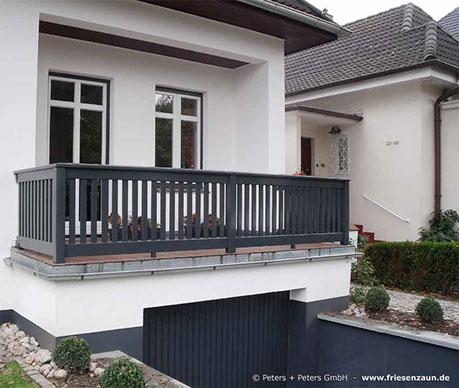 Das dunkelgrau lackierte Holzgeländer sichert die Terrasse über der Tiefgarage - Rahmen aus massivem Hartholz.
