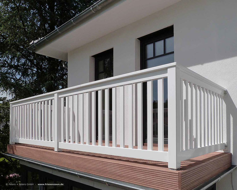 Balkongeländer aus Hartholz - Weißes Geländer für Balkon + Terrasse.