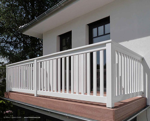 Balkongeländer aus Hartholz - Weißes Geländer für Balkon + Terrasse.