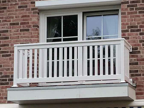 Französisches Balkongeländer - Weißes Balkongeländer aus wertvollem Hartholz - Maßanfertigung mit 25 Jahren Garantie