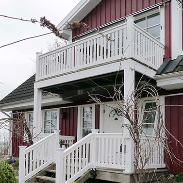 Treppen- und Balkongeländer - Weiße Geländer aus wertvollem Hartholz - Maßanfertigung mit 25 Jahren Garantie.
