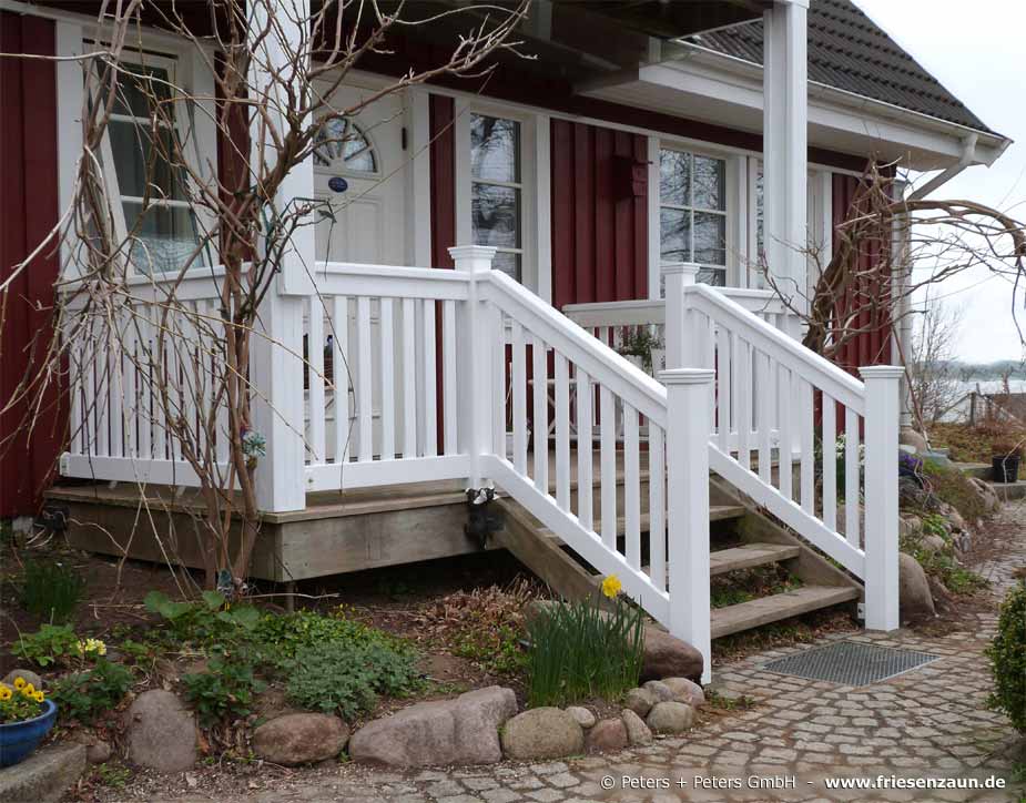 Ein Eingangsbereich mit einer besonderen Ausstrahlung - Weißes Treppengeländer aus dauerhaftem Hartholz.