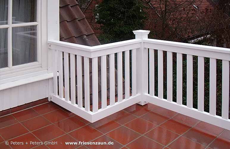 Weiße Holzgeländer für Ihre Dachterrasse - attraktive Gestaltung über Eck - Eine sehr schönes Balkongeländer als Lösung&nbsp; komplizierte Dächer