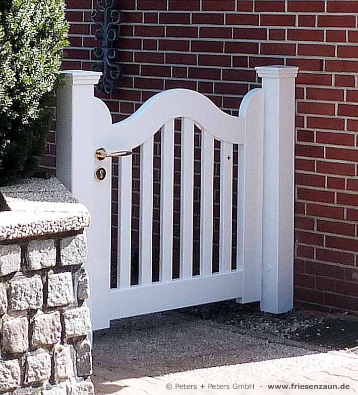 Sylter Gartentor mit Satteldach - Friesentor SCHLESWIG aus dauerhaftem Hartholz - Maßanfertigung von Peters + Peters.