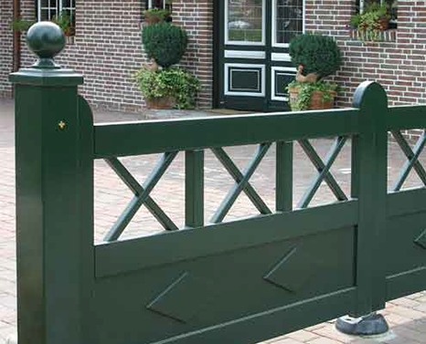 Sylter Gartentor mit Satteldach - Friesentor SCHLESWIG aus dauerhaftem Hartholz - Maßanfertigung von Peters + Peters.