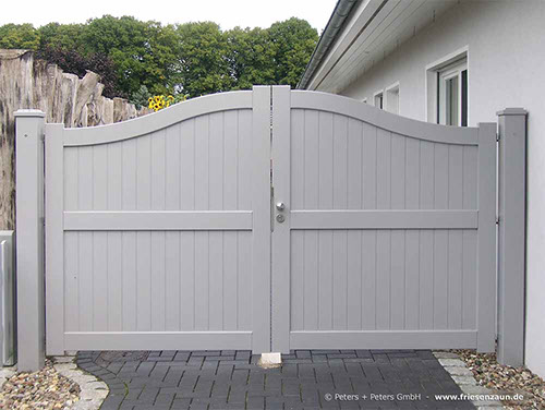 Sylter Gartentor mit Satteldach - Friesentor SCHLESWIG aus dauerhaftem Hartholz - Maßanfertigung von Peters + Peters.