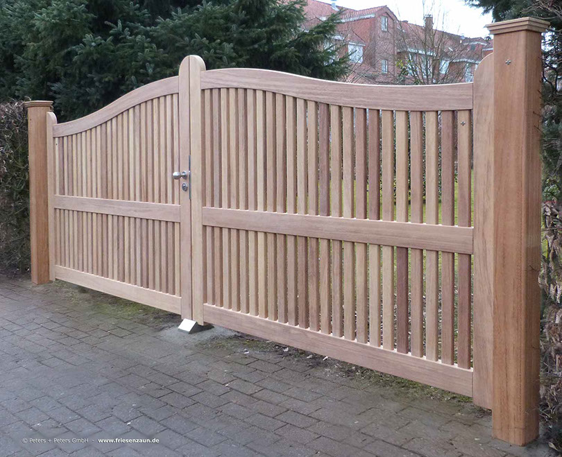 Blickdichte Gartentür aus FSC Hartholz mit Edelstahl-Türgriff + Schloss - Pfosten 14 x 14 und Sichtschutzwand als Maueranschluß.