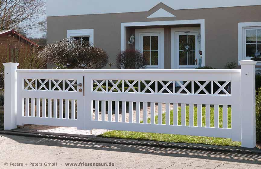 Sylter Gartentor mit Satteldach - Friesentor SCHLESWIG aus dauerhaftem Hartholz - Maßanfertigung von Peters + Peters.